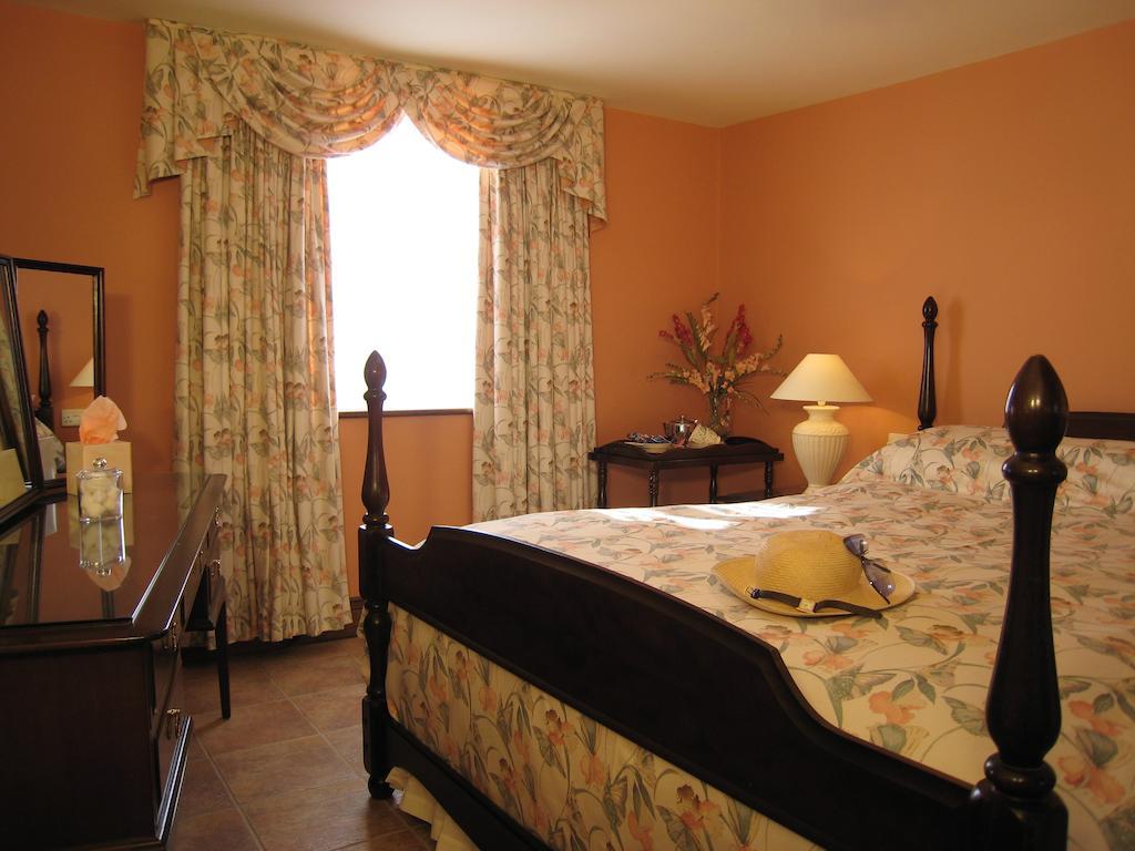 Colston Hall Cottages Framlingham Room photo
